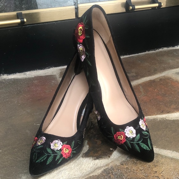 Floral Embroidered Black Pumps - Picture 2 of 13